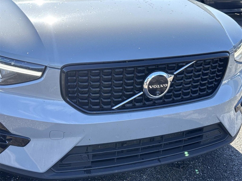 Used 2024 Volvo XC40 B5 Plus image 3