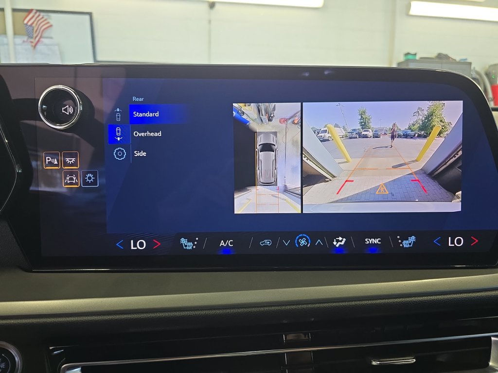 Used 2024 Chevrolet Traverse LT FWD image 25