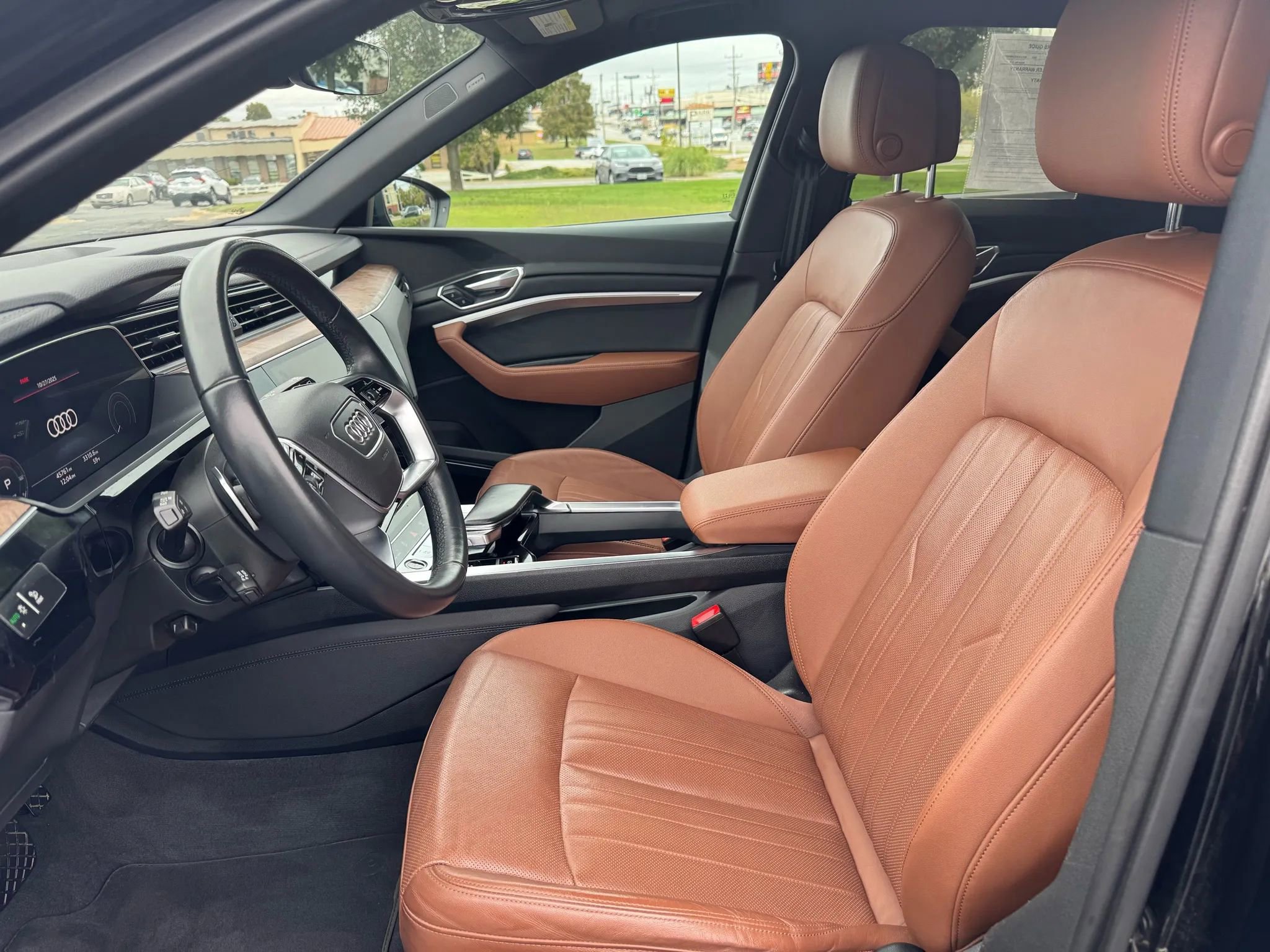 Used 2022 Audi e-tron Premium Plus image 5