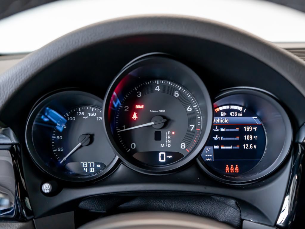 Certified 2025 Porsche Macan AWD/4WD image 18