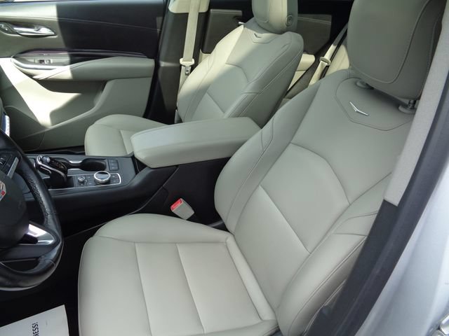 Used 2021 Cadillac XT4 Luxury w/ Cold Weather Package FWD image 18