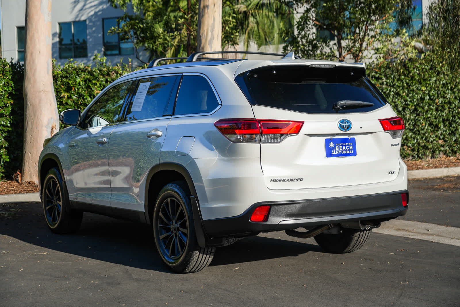 Used 2019 Toyota Highlander XLE w/ Carpet Mat Package (TMS) AWD/4WD image 8