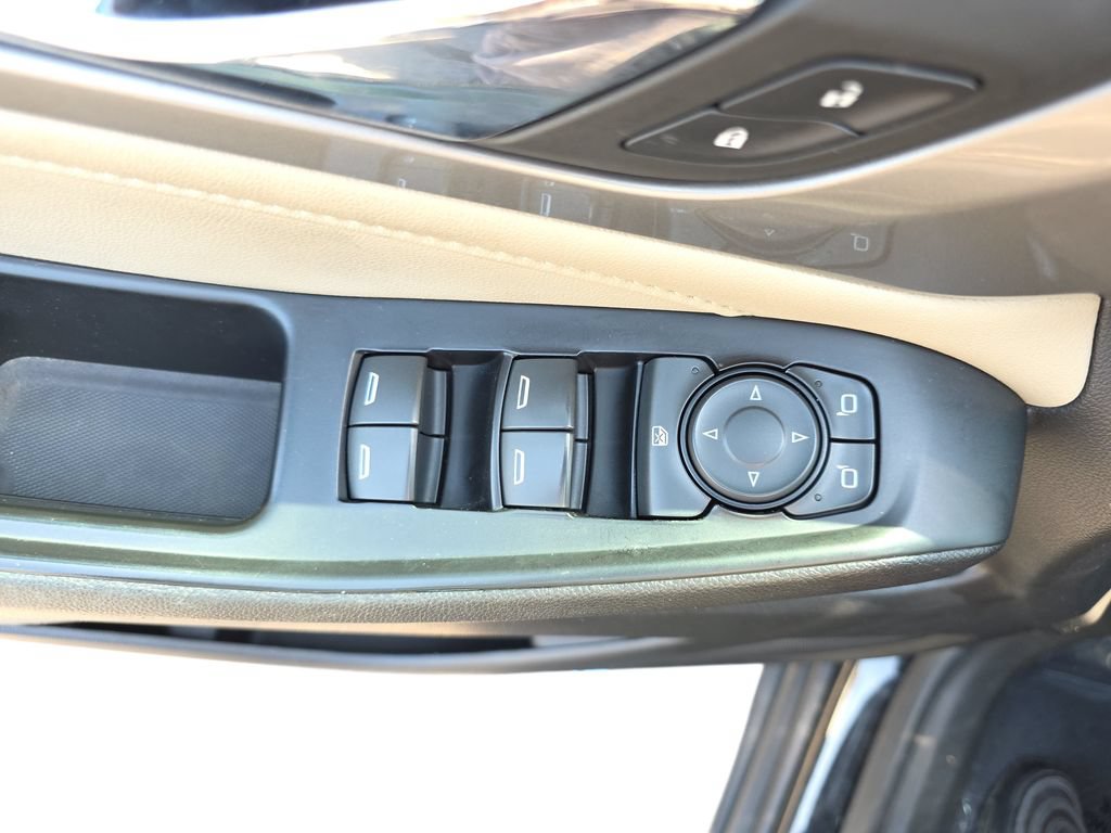 Used 2023 Chevrolet Traverse LS FWD image 27