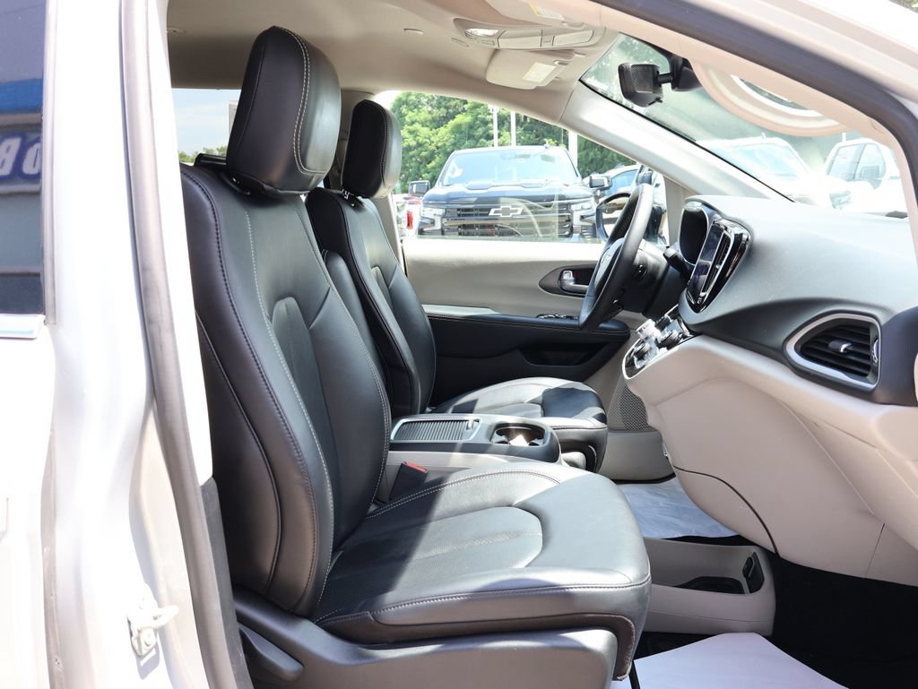 Used 2024 Chrysler Pacifica Touring-L FWD image 33