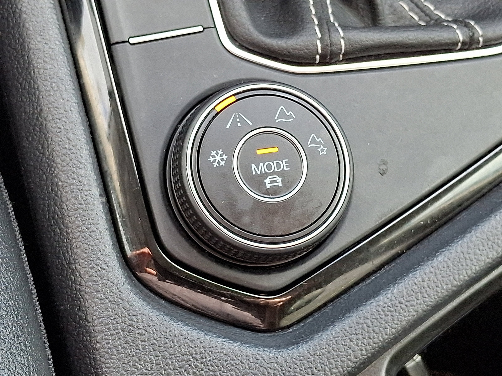 Used 2023 Volkswagen Taos SE w/ Black Wheel Package image 23