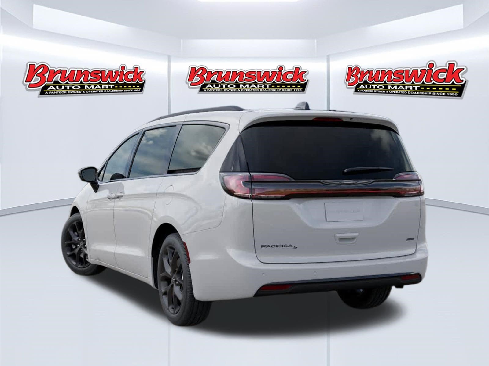 New 2026 Chrysler Pacifica Select w/ S Appearance Package AWD/4WD image 3