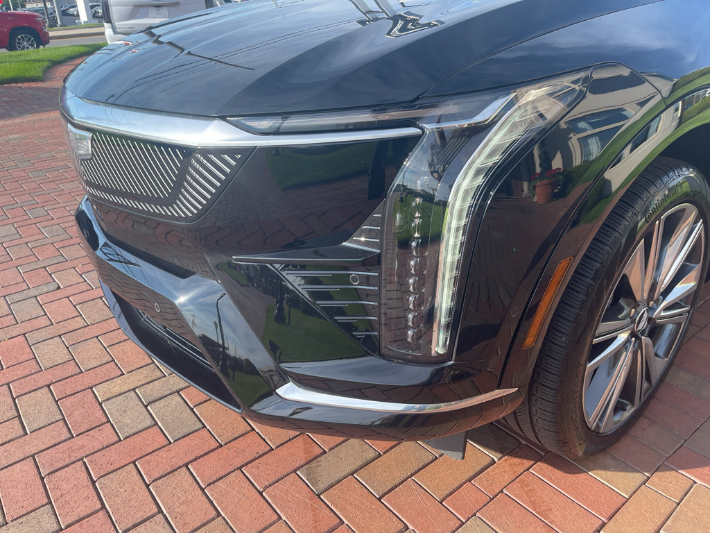 Used 2025 Cadillac Optiq Luxury 2 AWD/4WD image 2