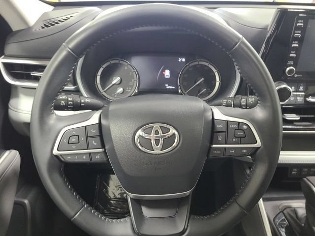 Used 2022 Toyota Highlander XLE FWD image 25