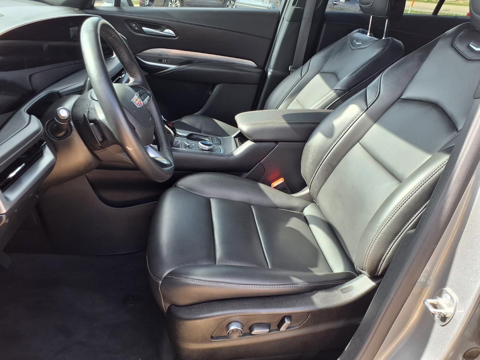 Used 2025 Cadillac XT4 Premium Luxury image 24