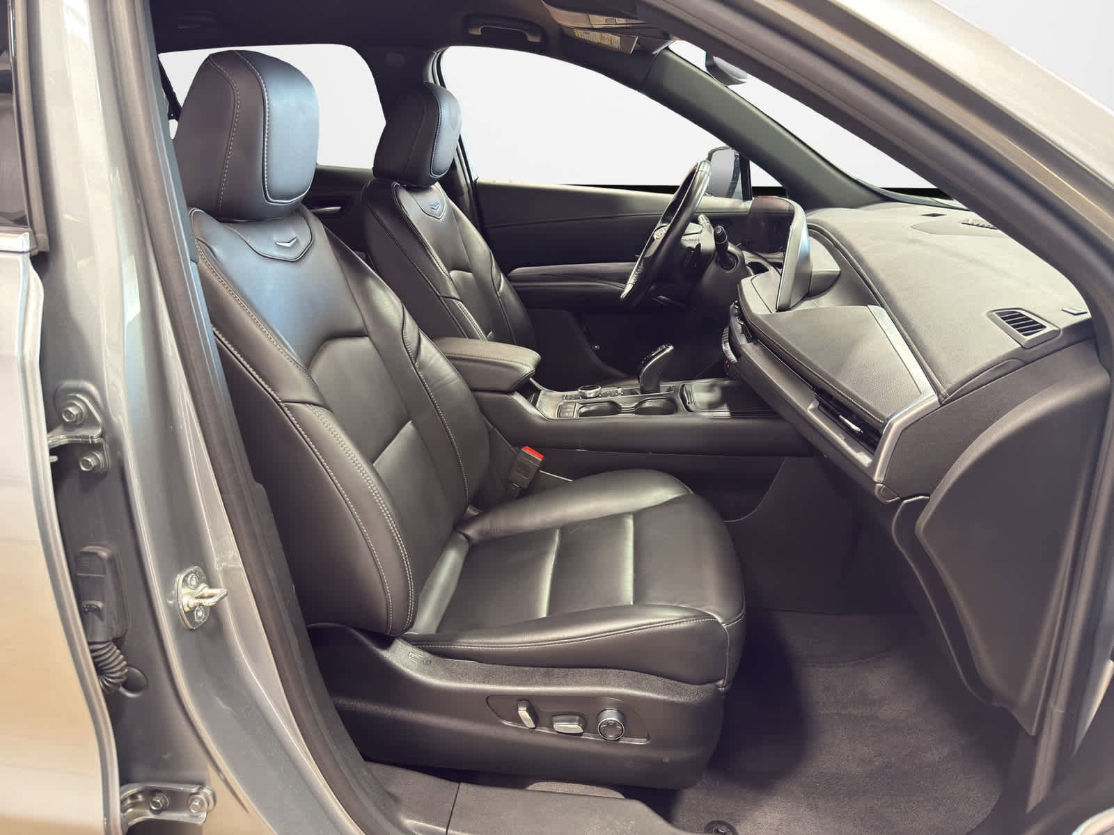 Used 2024 Cadillac XT4 Premium Luxury image 29