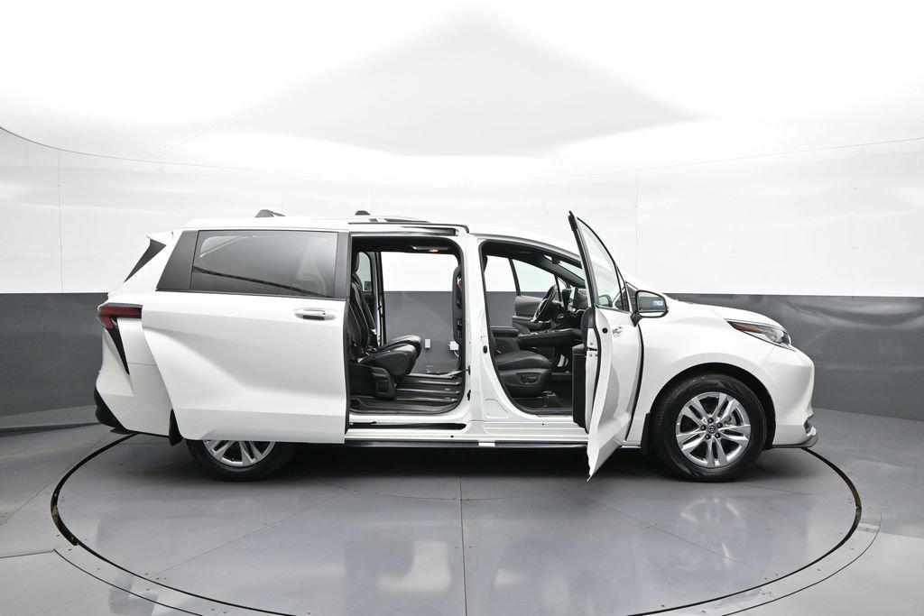 Certified 2025 Toyota Sienna Limited image 44