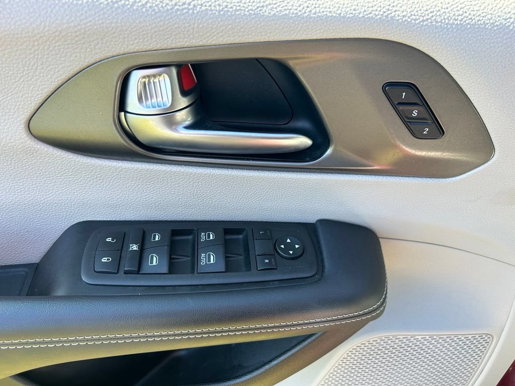 Used 2023 Chrysler Pacifica Touring-L FWD image 13