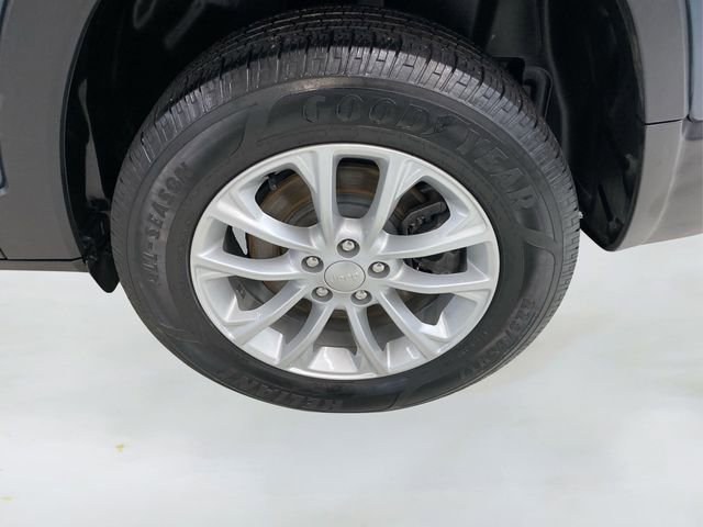 Used 2021 Jeep Cherokee Latitude w/ Mopar Interior Package image 17