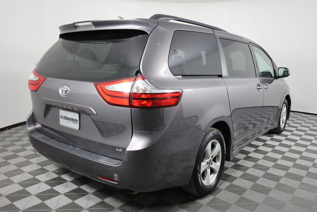 Used 2018 Toyota Sienna LE FWD image 2