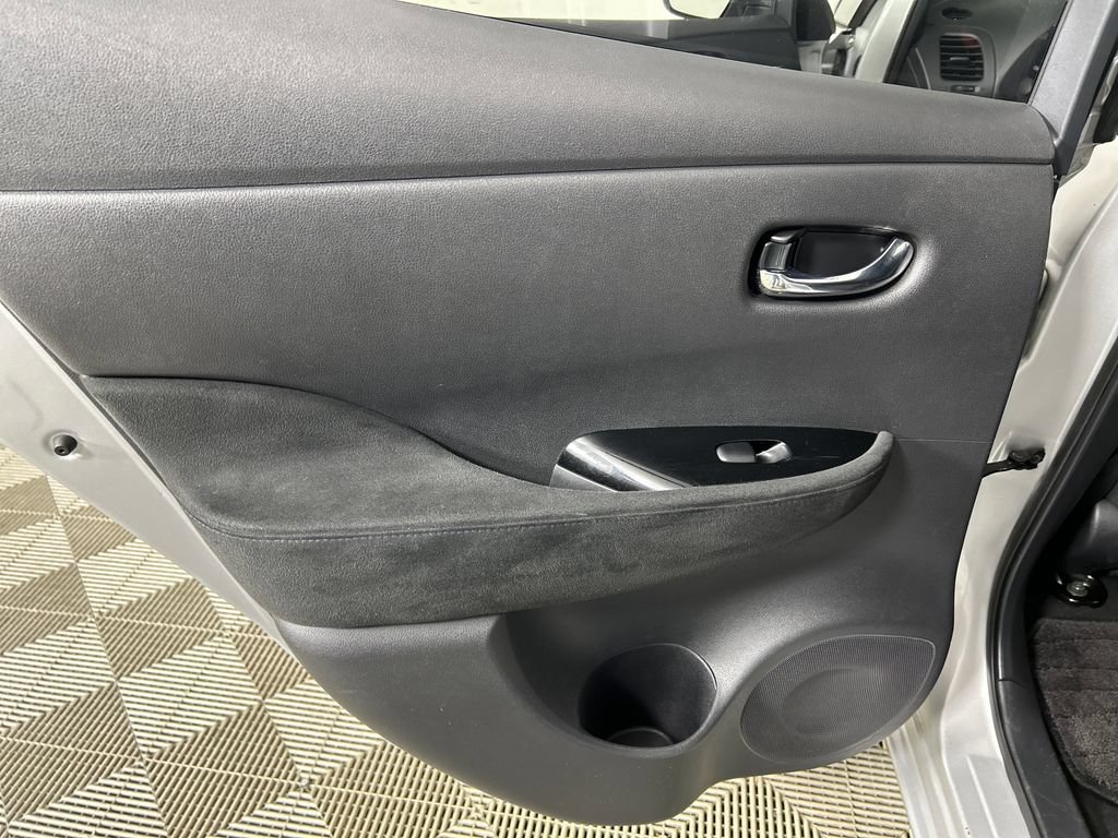 Used 2015 Nissan Leaf SV FWD image 17
