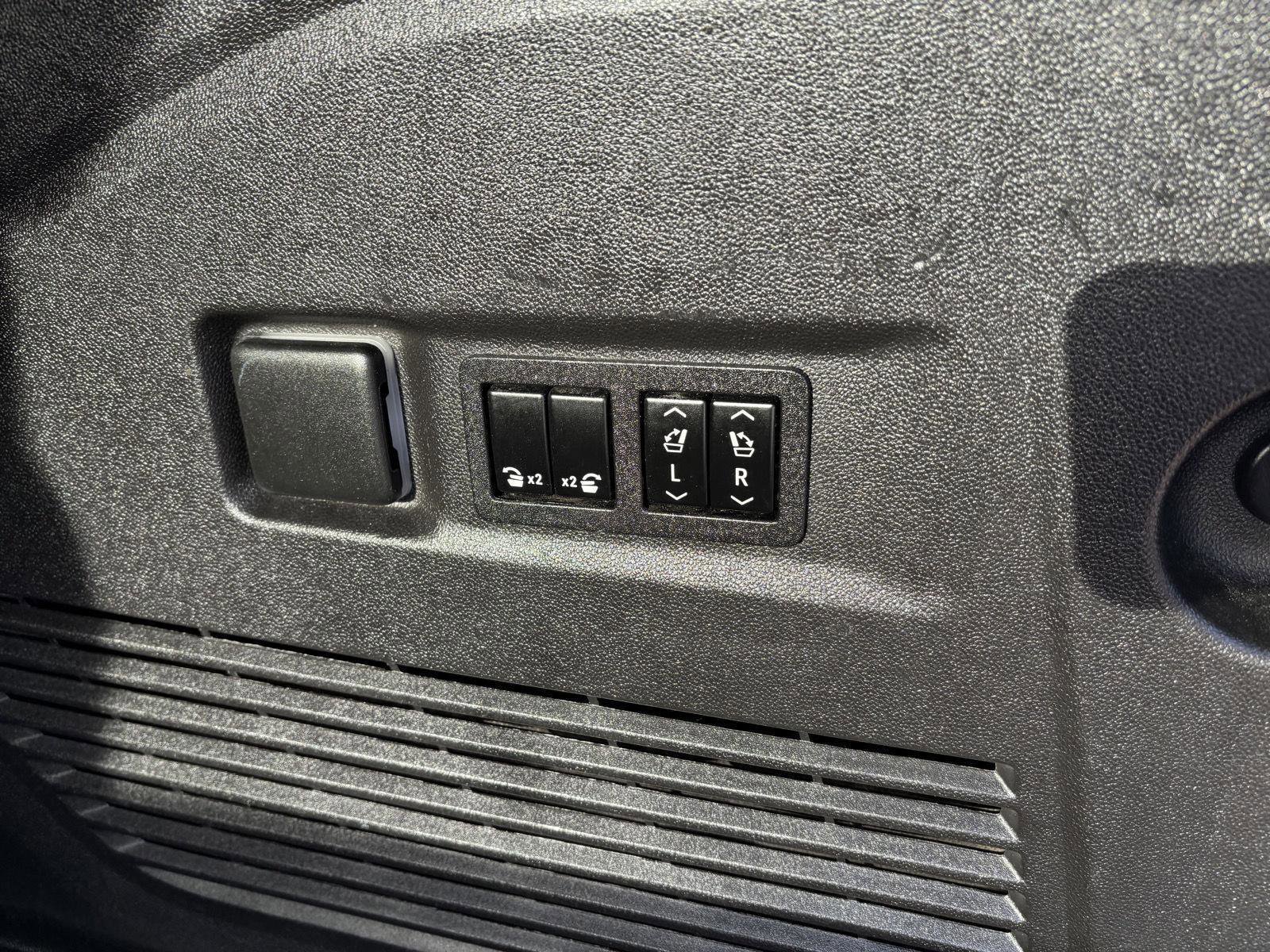 Used 2022 GMC Yukon XL SLT w/ SLT Premium Package image 9