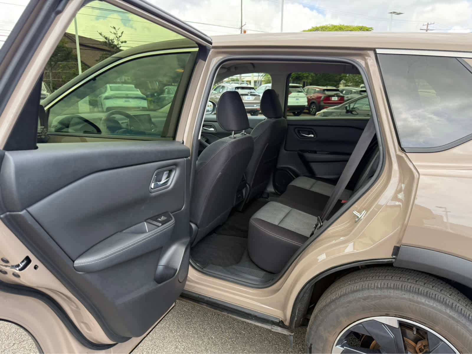 Used 2024 Nissan Rogue SV FWD image 9