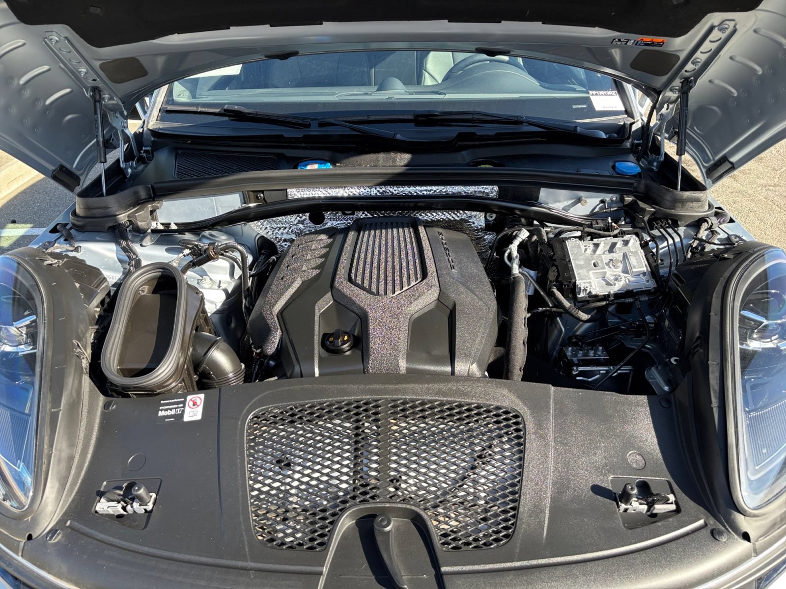 Used 2025 Porsche Macan AWD/4WD image 20
