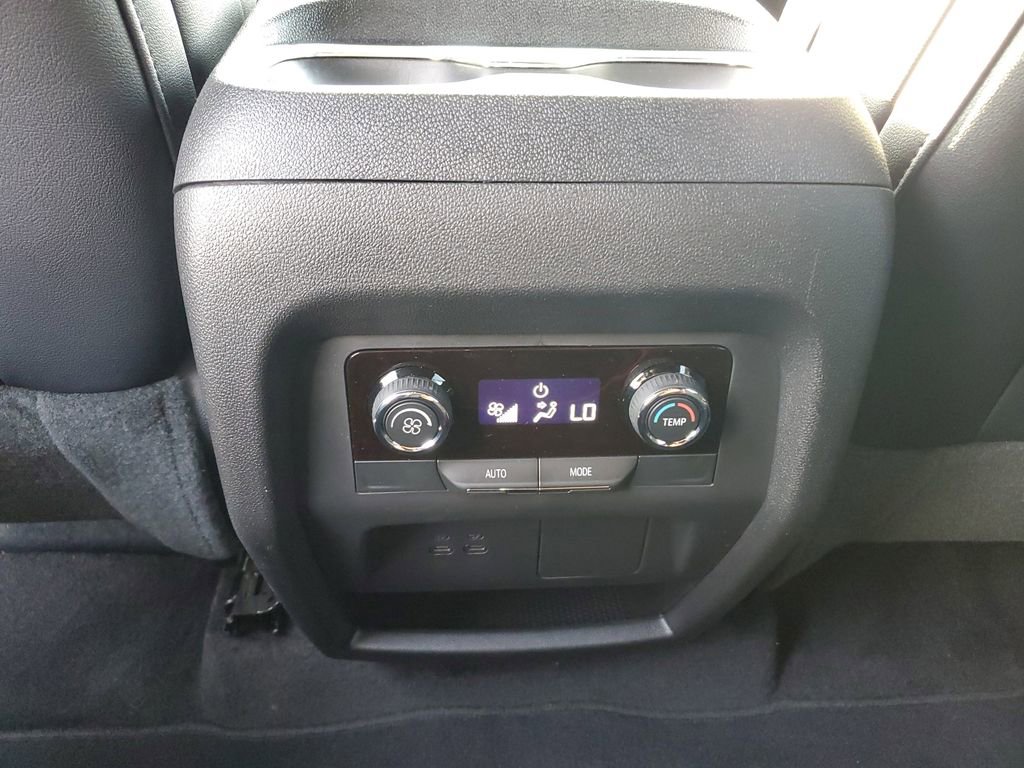 Used 2025 Chevrolet Traverse LT image 12