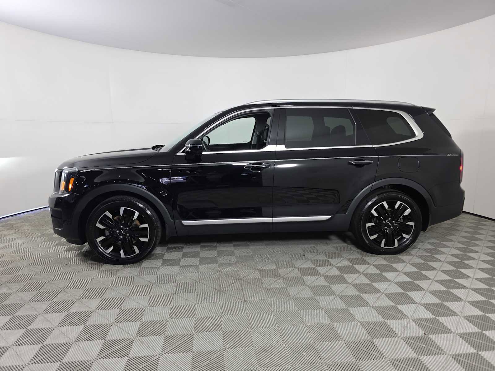 Used 2024 Kia Telluride SX w/ Towing Package image 10