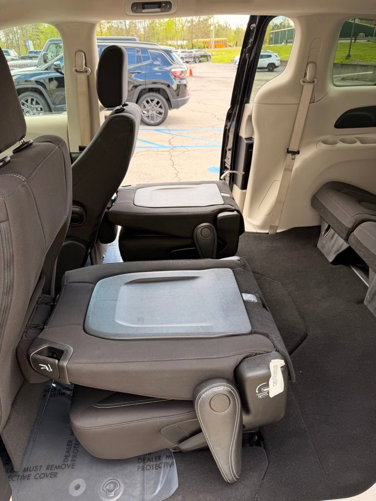 Used 2023 Chrysler Voyager LX FWD image 18