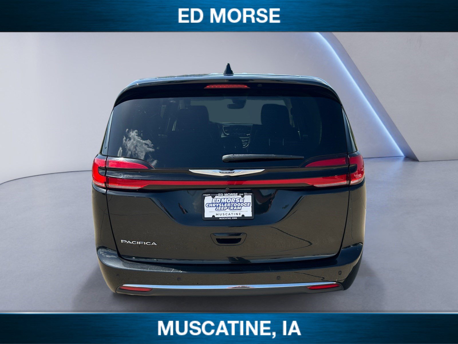 Used 2023 Chrysler Pacifica Touring-L FWD image 4
