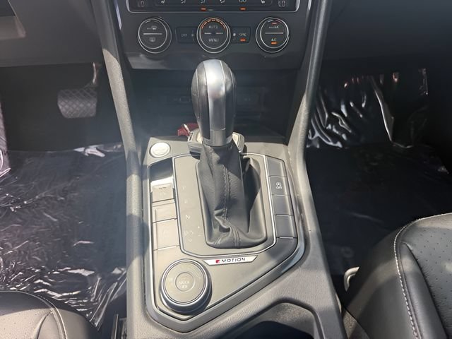 Used 2018 Volkswagen Tiguan SEL AWD/4WD image 16