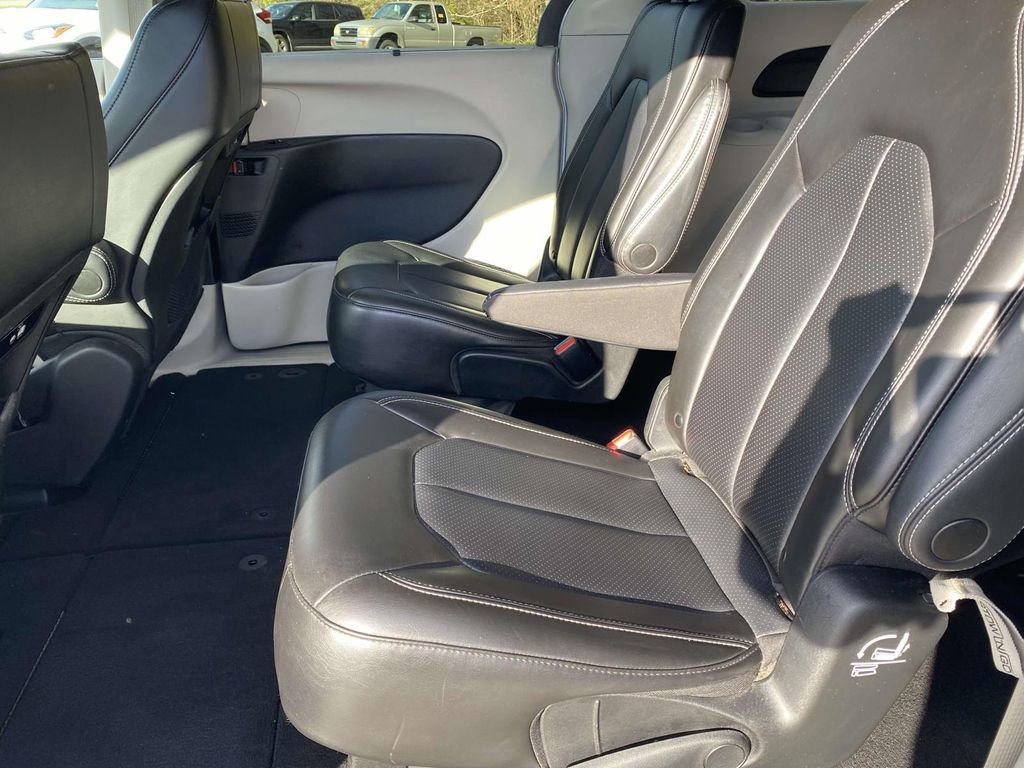 Used 2023 Chrysler Pacifica Touring-L image 10