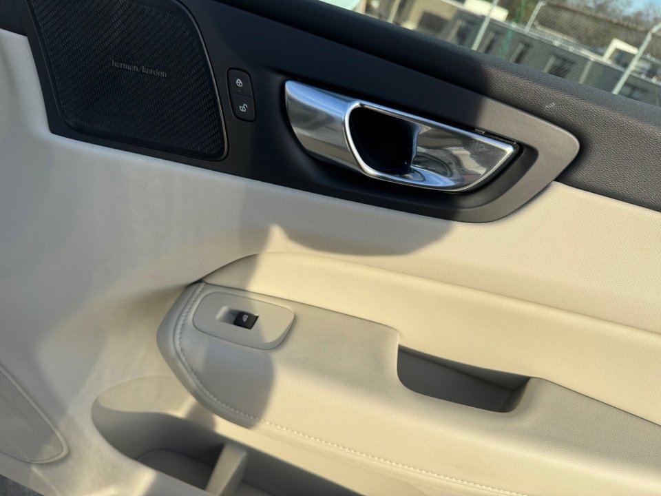 Used 2023 Volvo XC60 T8 Plus w/ Protection Package Premier image 35