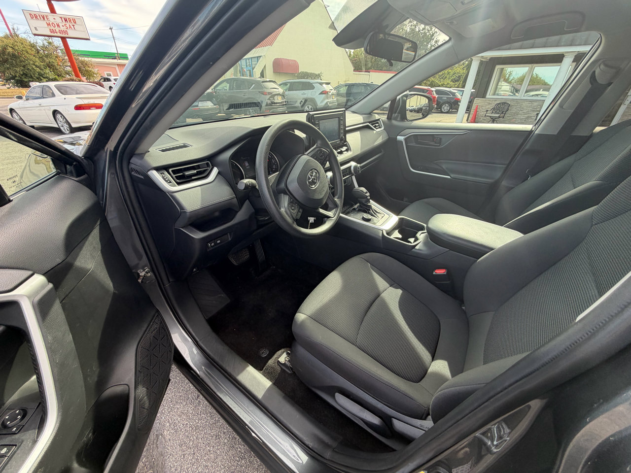 Used 2020 Toyota RAV4 LE image 9