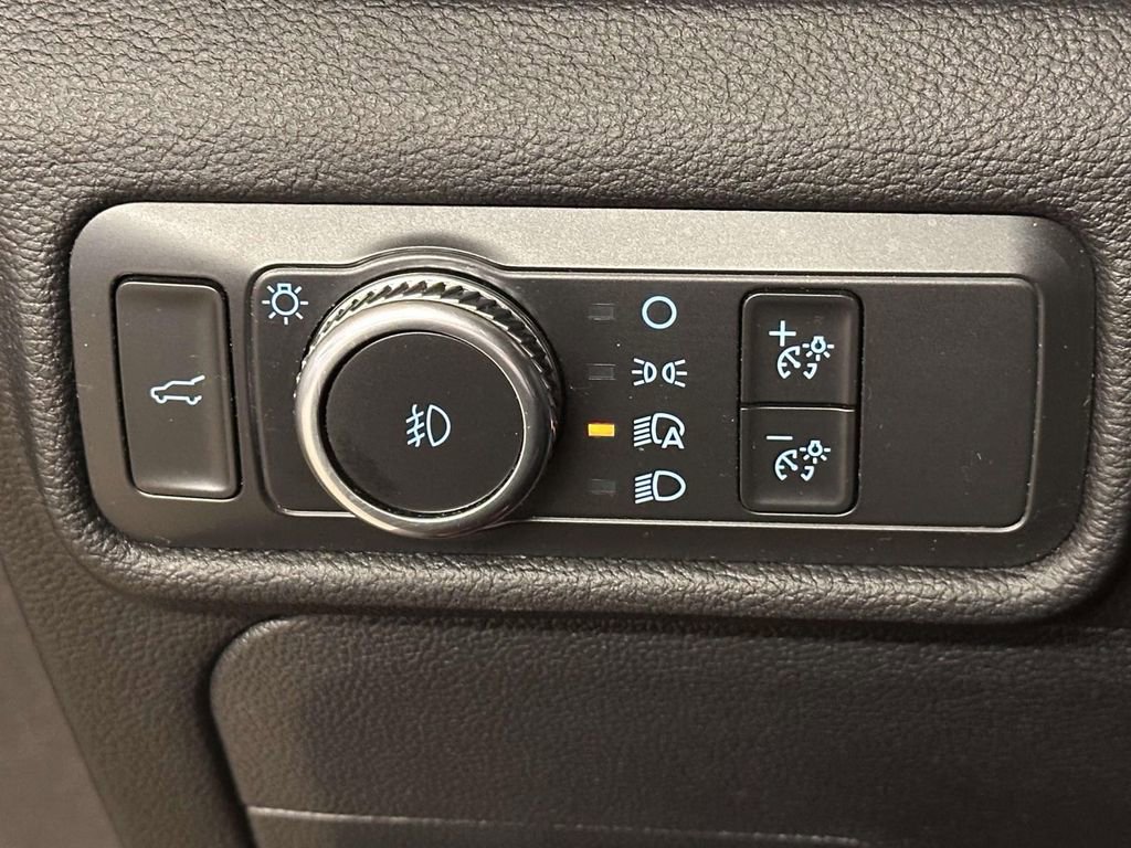 Used 2022 Ford Explorer XLT w/ Equipment Group 202A AWD/4WD image 25