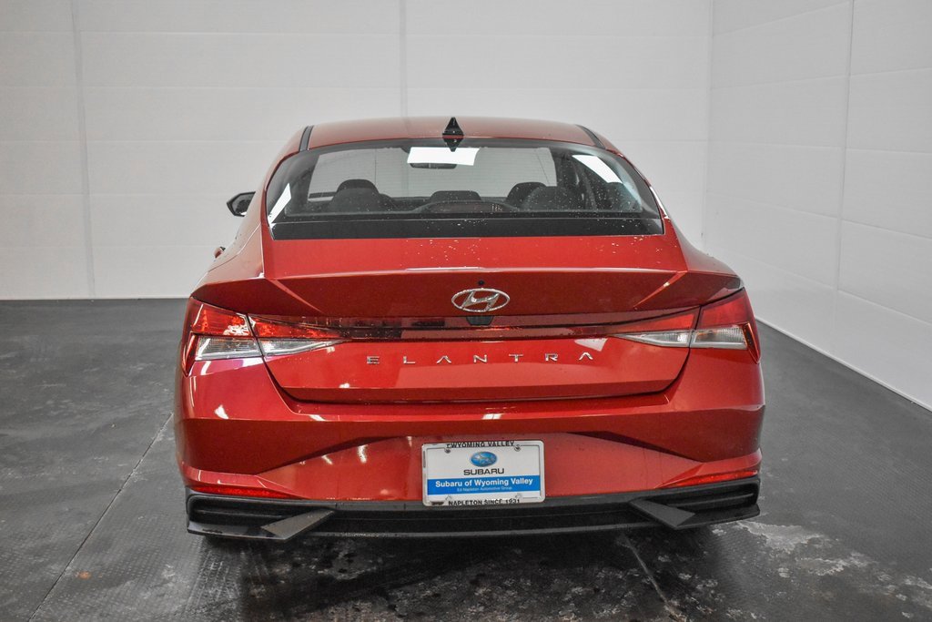 Used 2023 Hyundai Elantra SE w/ Preferred Accessory Package image 7
