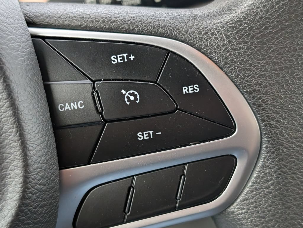 Used 2018 Chrysler Pacifica L FWD image 14