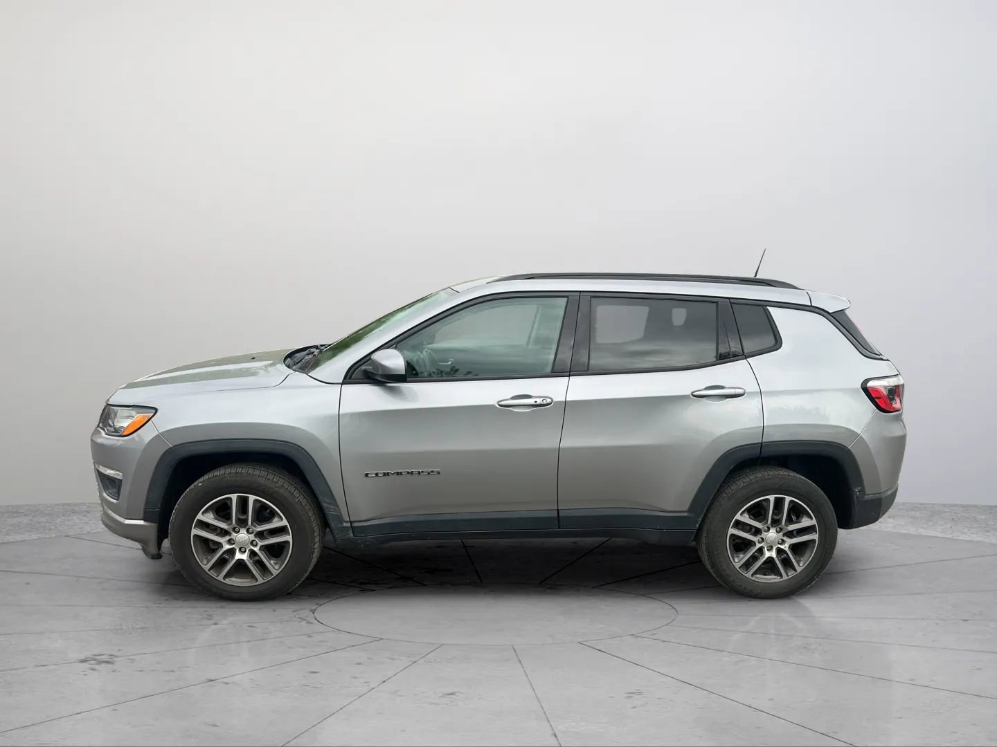 Used 2018 Jeep Compass Latitude w/ Popular Equipment Group AWD/4WD image 16