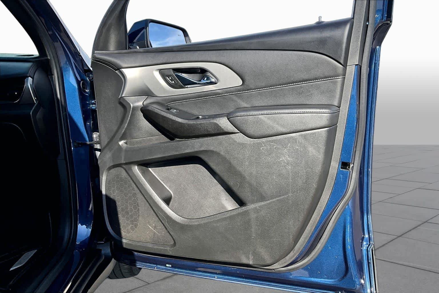 Used 2023 Chevrolet Traverse LT FWD image 23