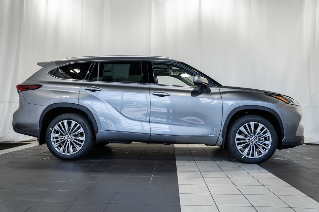 New 2026 Toyota Highlander Platinum image 3