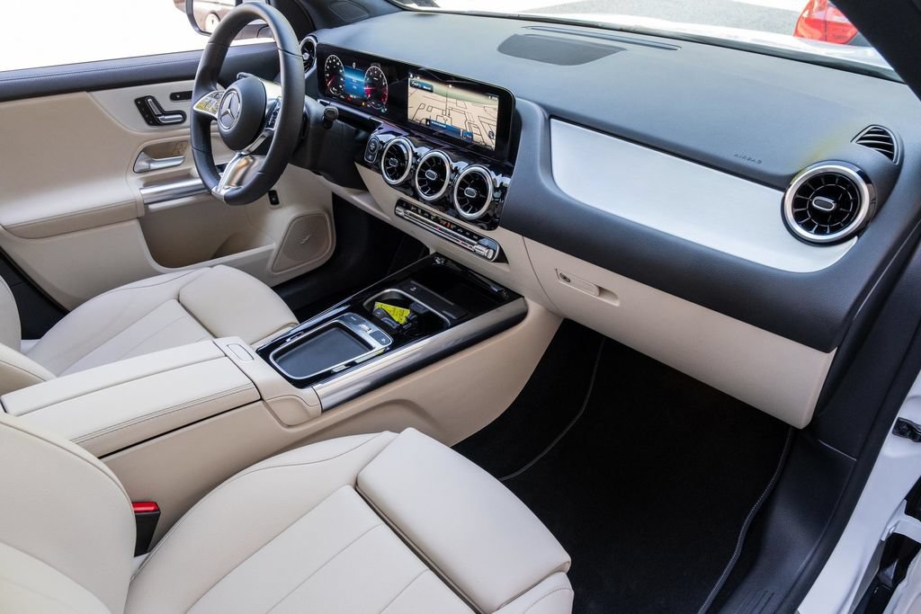 Used 2026 Mercedes-Benz GLA 250 w/ Sun & Sound Package image 24