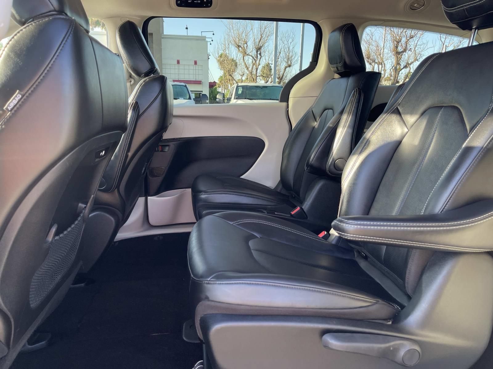 Used 2024 Chrysler Pacifica Limited FWD image 13