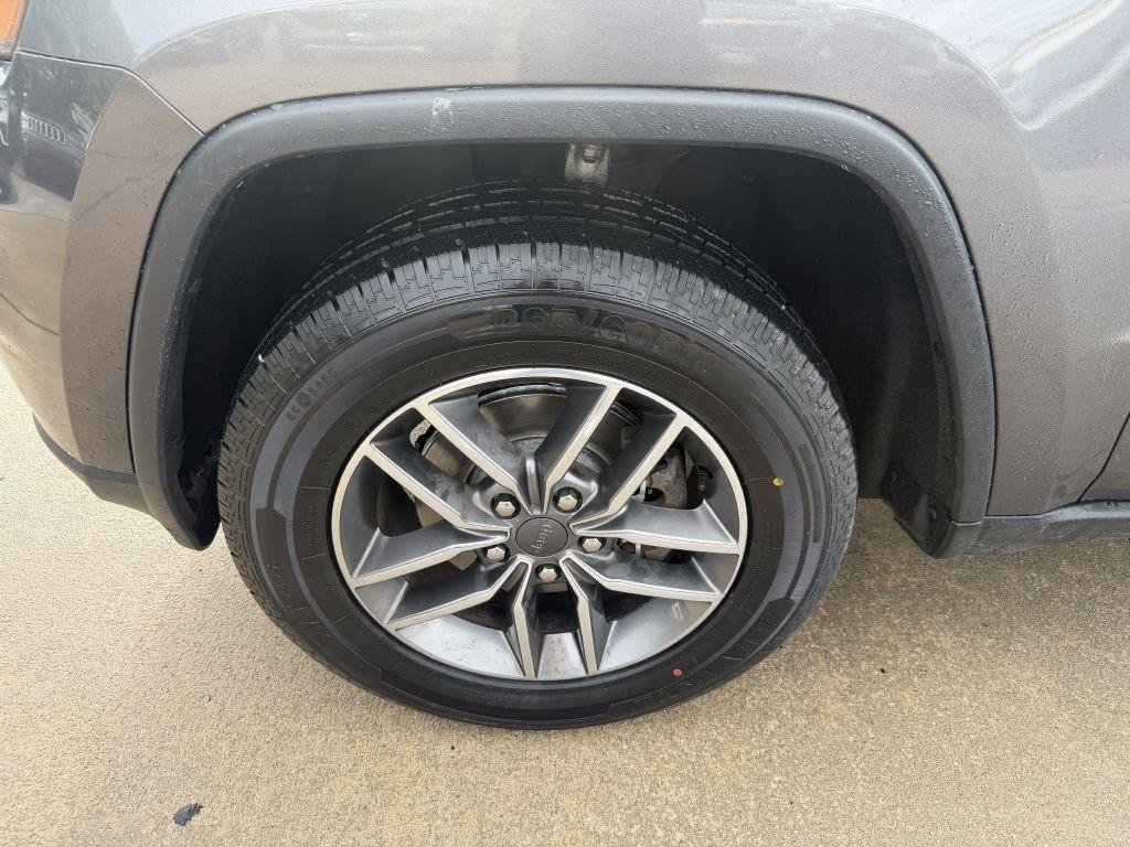 Used 2020 Jeep Grand Cherokee Laredo w/ 18" Wheel & 8.4" Radio Group AWD/4WD image 18