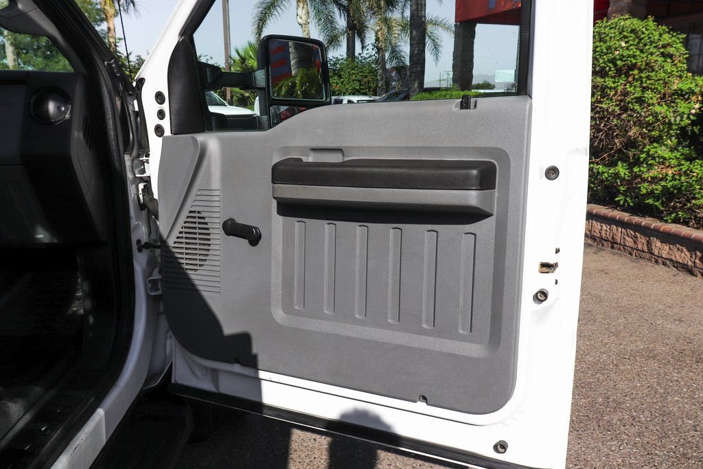 Used 2015 Ford F550 2WD Regular Cab Super Duty image 31