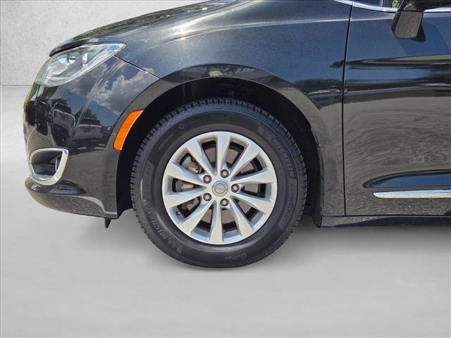 Used 2019 Chrysler Pacifica Touring-L FWD image 10