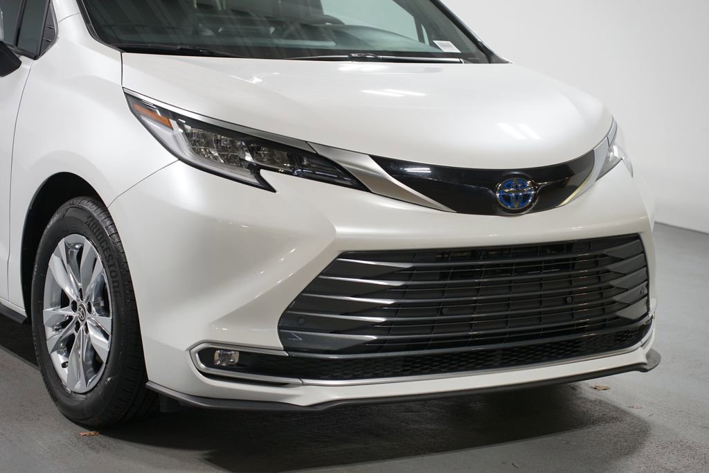 Used 2025 Toyota Sienna Limited image 4