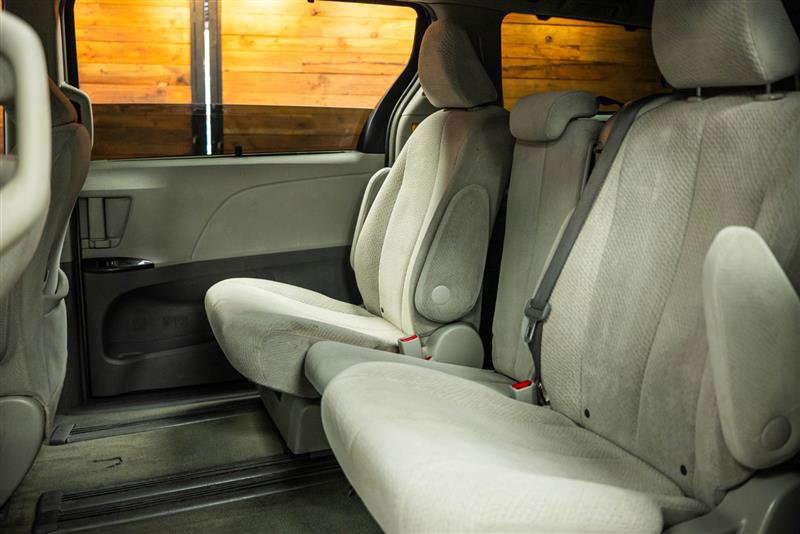 Used 2012 Toyota Sienna LE w/ Towing Pkg image 10