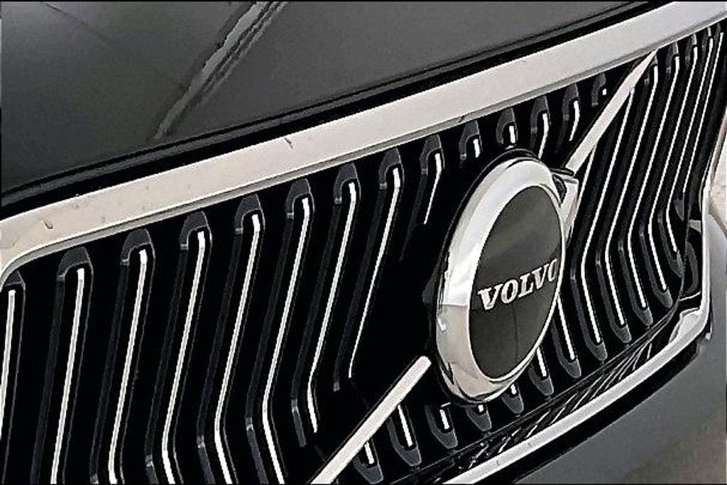 Used 2023 Volvo XC40 B5 Plus w/ Protection Package Premier image 38