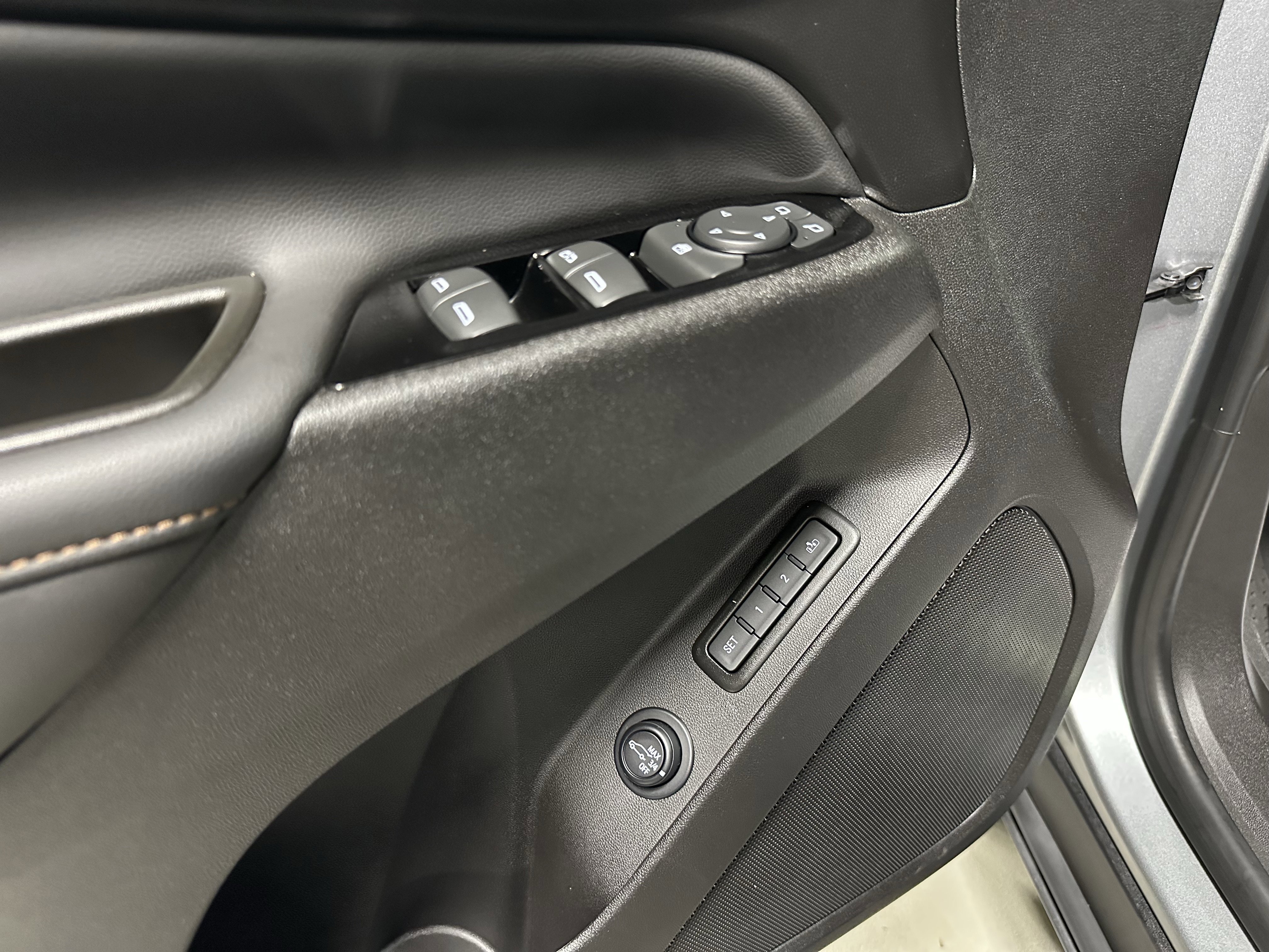 Used 2024 Chevrolet Equinox Premier image 17