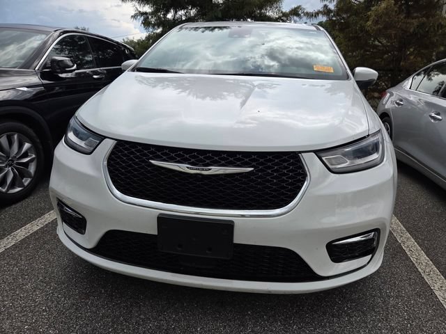 Used 2023 Chrysler Pacifica Touring-L FWD image 2
