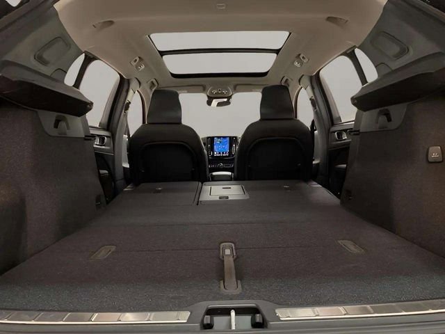 Used 2025 Volvo XC40 B5 Plus image 85