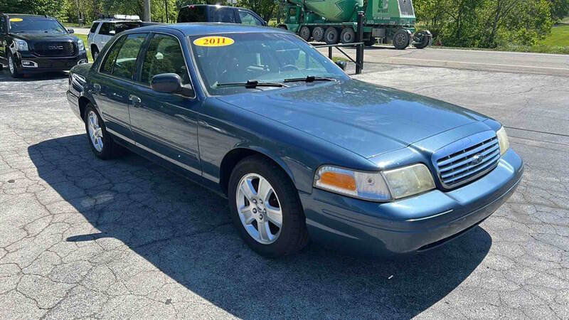 Used 2011 Ford Crown Victoria LX w/ Comfort Appearance Pkg RWD image 2