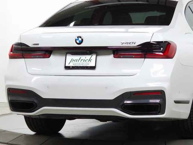 Used 2022 BMW 740i xDrive w/ M Sport Package image 11