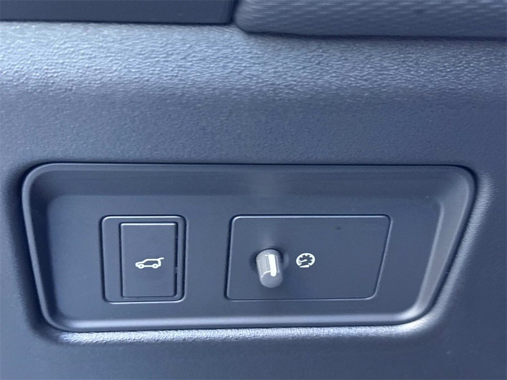 Used 2025 Land Rover Discovery Dynamic SE image 28